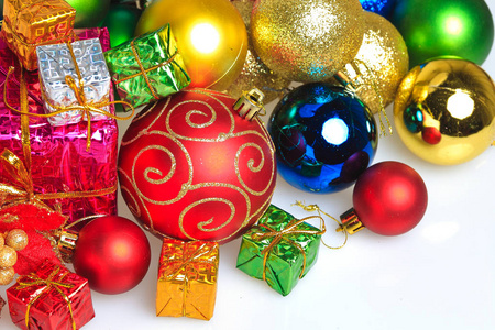 圣诞彩球与五颜六色的礼盒
