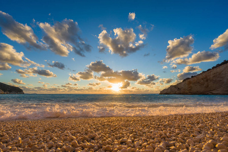 在希腊的莱夫卡达岛上波尔图 Katsiki 海滩日落