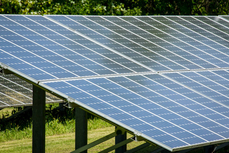 在炎热的夏天一天吸收太阳能源的太阳能电池板