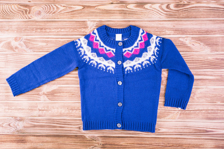 时尚的蓝色毛衣，儿童木制背景