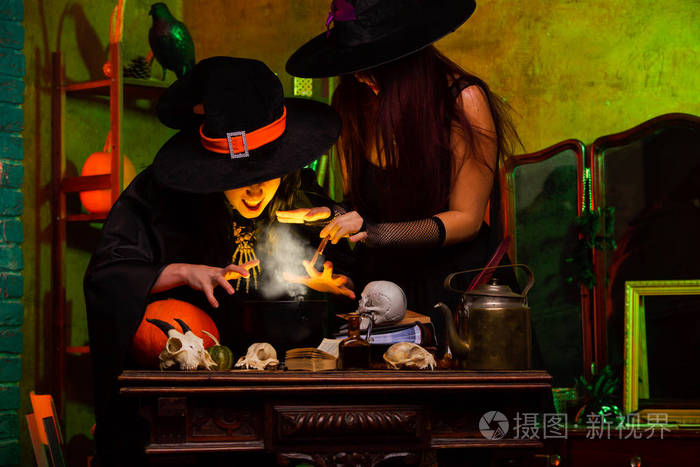 女巫与魔药锅的图片