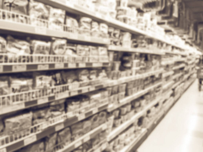 复古色调的运动模糊了客户在美国德克萨斯州的亚洲超市购买各种干面的声音。货架上的日本韩国越南面条杯和包装
