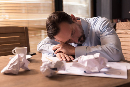 睡觉的时间了在工作场所睡觉累了的帅哥照片