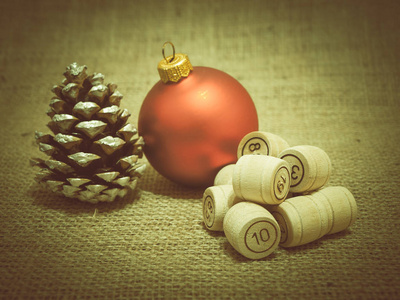 棋盘游戏。木莲花桶的游戏在, 圣诞玩具球和冷杉锥麻布上。色彩调理效果