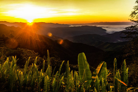 风景山与日落在泰国南图片