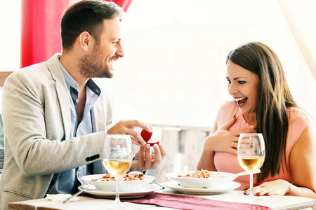 幸福的情侣在一家餐馆