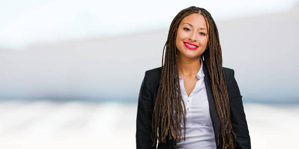 一个年轻的黑人商业妇女的肖像开朗和微笑, 自信, 友好和真诚, 表达积极和成功
