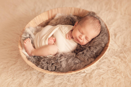 刚出生的婴儿睡在篮子里