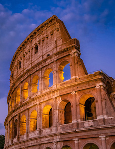 罗马座谈会在夜建筑在罗马意大利市中心。罗马埃德尔纳尔城市建筑细节