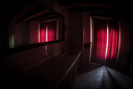 带大窗户和壁炉的黑暗房间照片