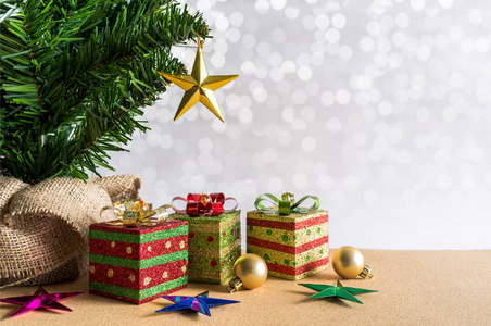 圣诞节背景。圣诞树 金黄球和礼品盒