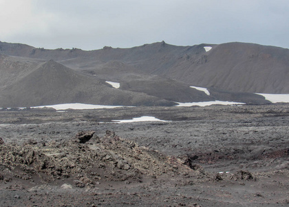 阿斯卡有小岩石和灰烬的熔岩场的火山观