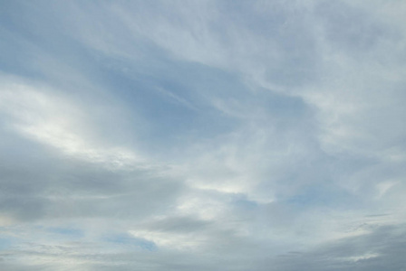 天空云朵在风的背景天空黑暗的天空