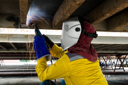 行业工人与钢焊接维修容器结构