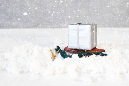 圣诞概念与木制雪橇和圣诞老人袋礼物