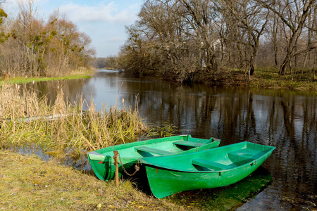绿色小船在河上