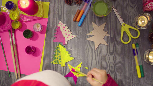 小女孩的手画一个纸板明星