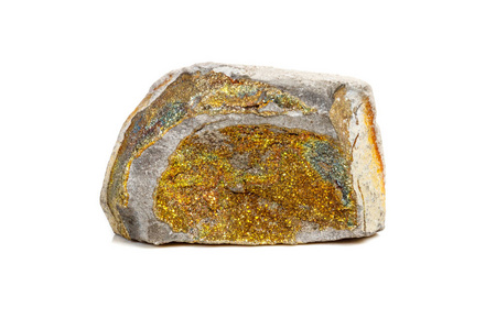 宏观矿物石头黄铁矿彩虹在白色背景特写
