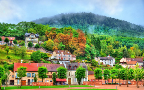 Moyenmoutier，一个镇在孚日山脉法国的视图