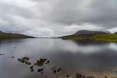 苏格兰高地乌拉浦附近的 loch 公羊上的 ardvreck 城堡。在北岸500号的公路上