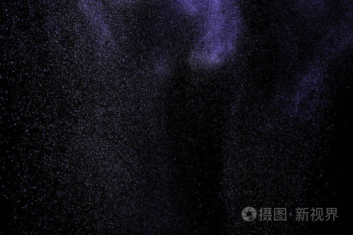 在黑色背景上的紫色粉末爆炸.淡紫色的颜色云.紫罗兰色的粉尘爆炸.