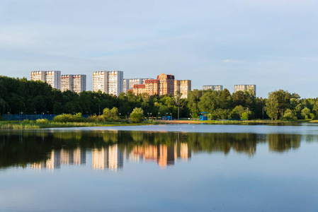 在莫斯科，俄罗斯的泽廖诺格勒区学校湖上的日落