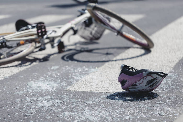 交通意外发生后行人过路处的头盔及单车