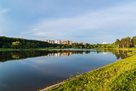 在莫斯科，俄罗斯的泽廖诺格勒的夕阳光学校湖