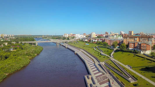 城市秋明州, 河堤 Tura, Chelyuskintsev 汽车桥。俄罗斯, 文本俄语432 秋明州, 从德龙