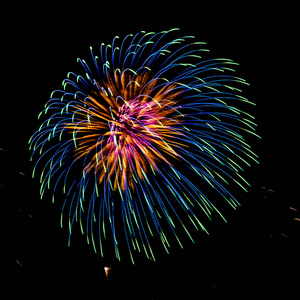 美丽的彩色烟花在夜空中显示在夜晚庆祝照片