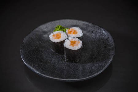 三文鱼, 供应传统日式菜肴, 日本料理, 寿司菜单, 鲑鱼寿司, 黑色背景, 选择性对焦