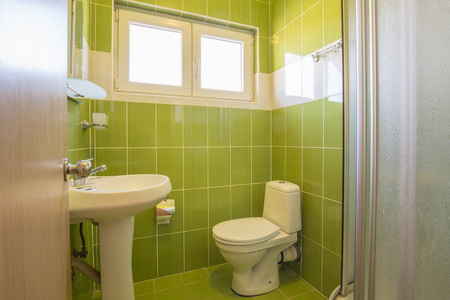 内部的绿色瓷砖的浴室