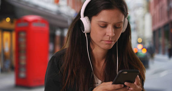 在伦敦听音乐时, 千禧年女性在手机上发短信