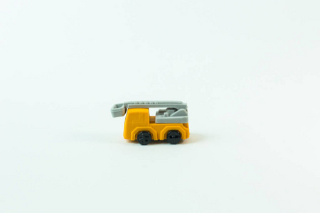 白色背景图片上的建筑玩具车