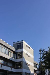 办公楼外立面带蓝天和窗户的办公楼外立面照片