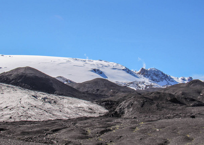 在热气腾腾的雪和黑沙山, kverkfjoll, vatnajokull 冰川的北侧, 冰岛中部高地, 欧洲的史诗般的看法