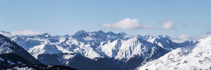 冬天的场景。在巴奎拉被雪覆盖的比利牛斯山脉全景