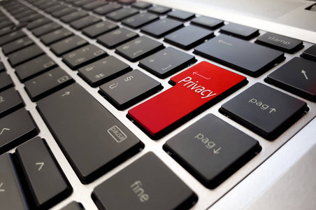 笔记本电脑键盘上的隐私按钮。现代笔记本键盘与热键的隐私。以现代键盘的红色大按钮书写的隐私