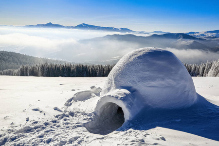 大圆的冰屋站在被雪覆盖的山上, 吸引着游客的视线。神话般的冬季背景的传单