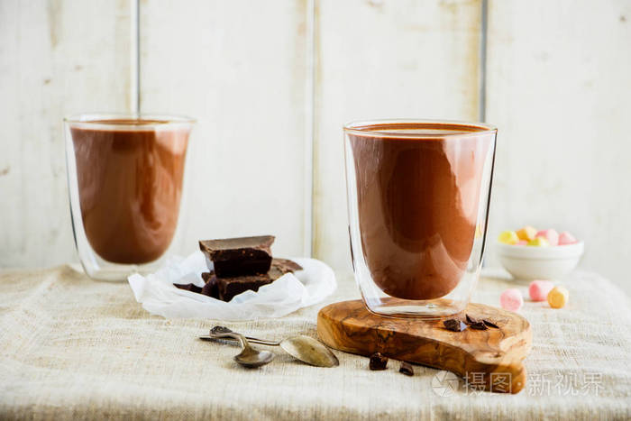 在浅色背景上与热巧克力组成.温暖的甜饮料