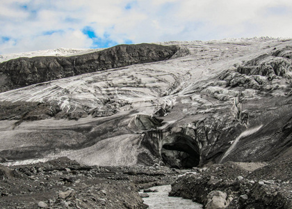 在欧洲冰岛中部高地 vatnajokull 冰川北侧的冰洞和快节奏的河流的入口处, 可欣赏近景