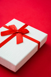 红色背景上的白色礼品盒
