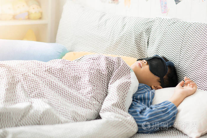 在家里的毯子下睡觉的孩子照片-正版商用图片0tdo2s-摄图新视界