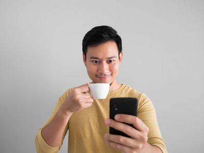 喝咖啡的人和使用的智能手机