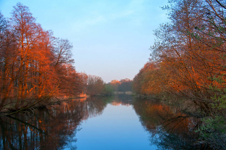 平静的湖水中秋天图片