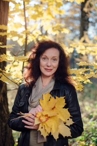 美丽的女人50年在秋天的森林