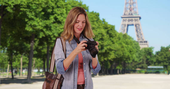 巴黎旅游摄影师在外面拍照微笑