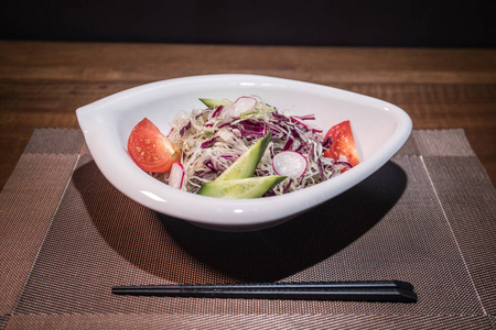 靠近盘子的看法与日本食品里面。木桌上的日本传统美食