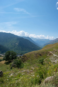 穿越西班牙阿兰山谷山通往蒙加里的道路