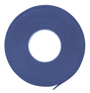 绞纱的蓝色纺织磁带上白色孤立